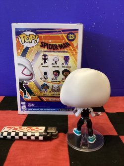 画像3: ファンコポップ！スパイダーマン　ボビングヘッド（SPIDER GWEN）1224 プロテクトケース付き