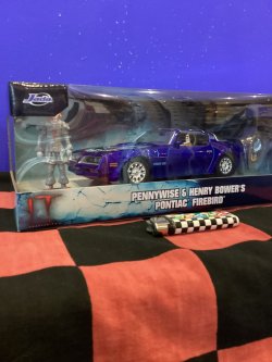画像2: ペニーワイズ　ダイキャストカー フィギュア付き(IT PENNYWISE & HENRY BOWER'S PONTIAC FIREBIRD / JADATOYS社製)