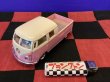 画像1: 1963年ワーゲンバス　ダブルキャブ　ミニカー（パステル/アイボリー×ピンク）