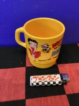 画像: ベティ　ミルキースタッキングマグカップ（イエロー　ドレス） 