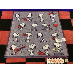 画像: スヌーピー　三重ガーゼ　ミニタオル（ポーズ）