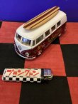 画像1: 1962年ワーゲンバスプルバックミニカー（フラワームーブメント仕様/ワインレッド/サーフボード付き）