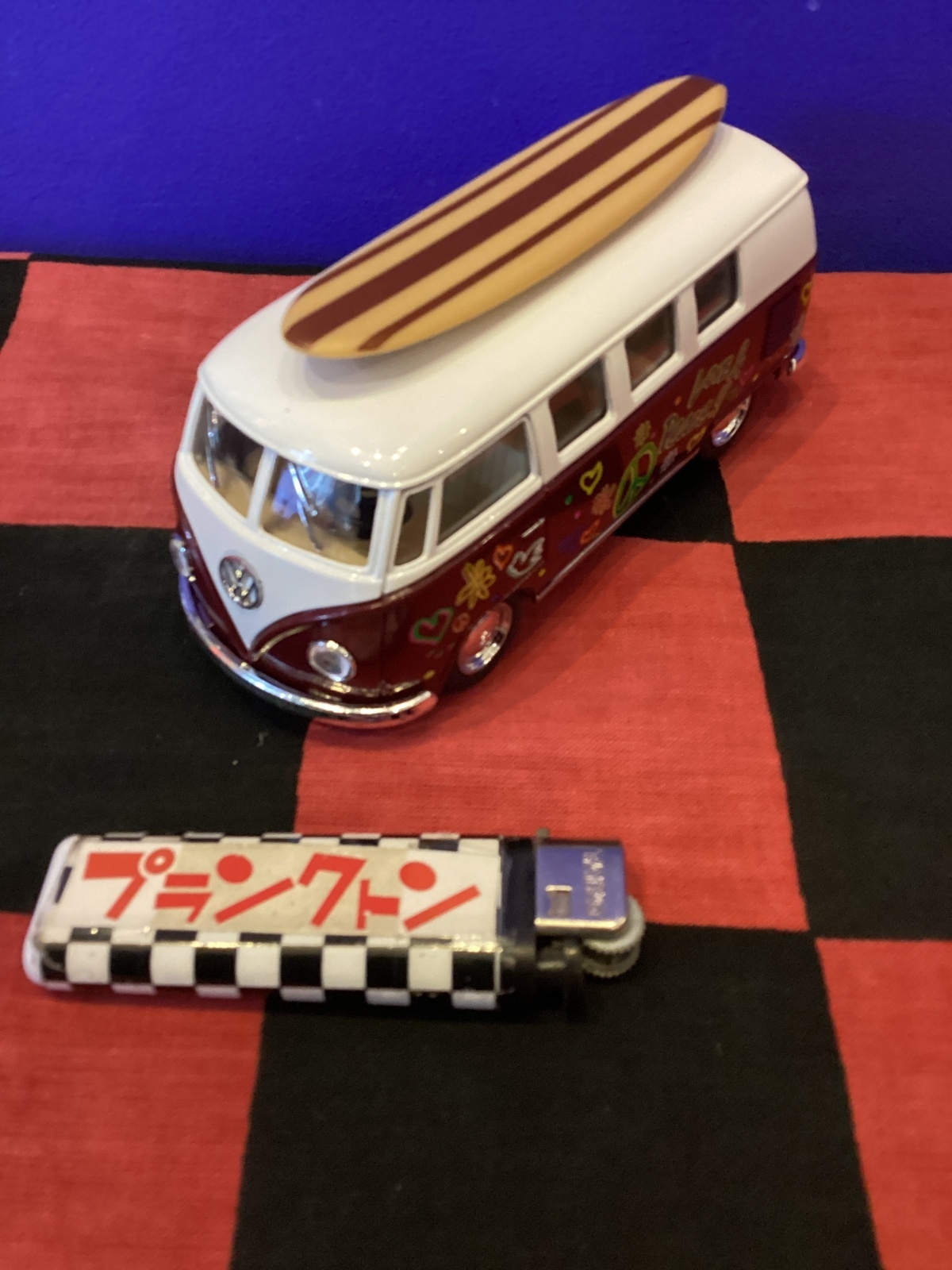 画像1: 1962年ワーゲンバスプルバックミニカー（フラワームーブメント仕様/ワインレッド/サーフボード付き）