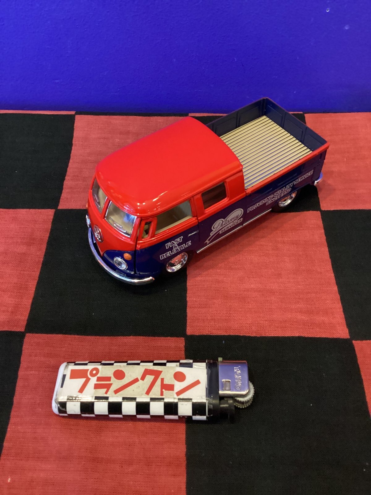 画像1: 1963年ワーゲンバス　ダブルキャブ　ミニカー（レッド×ダークブルー）