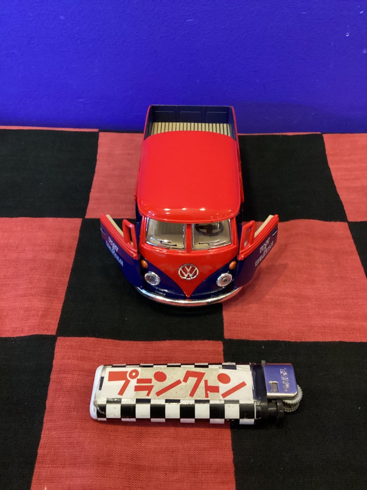 画像2: 1963年ワーゲンバス　ダブルキャブ　ミニカー（レッド×ダークブルー）