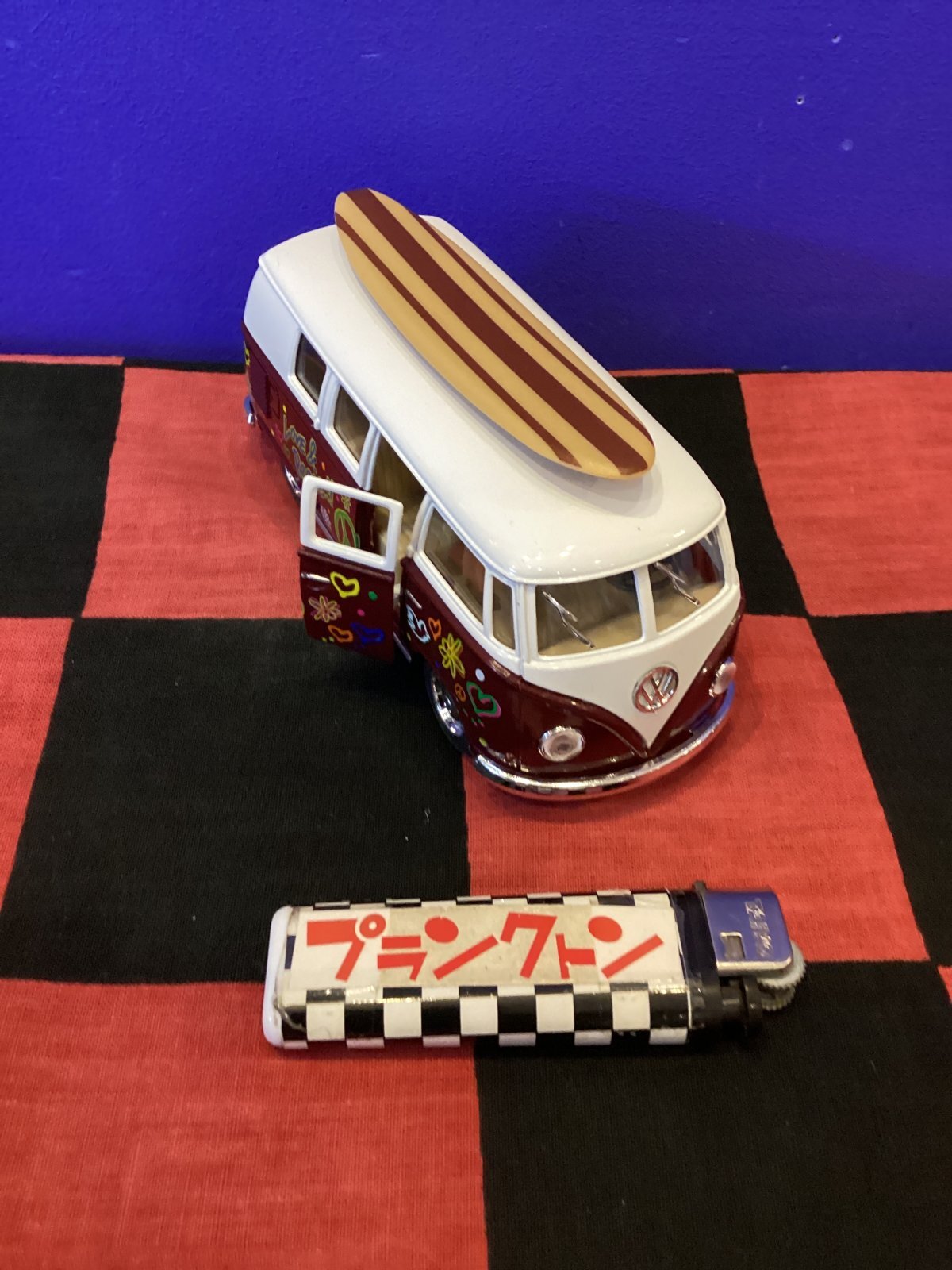 画像2: 1962年ワーゲンバスプルバックミニカー（フラワームーブメント仕様/ワインレッド/サーフボード付き）